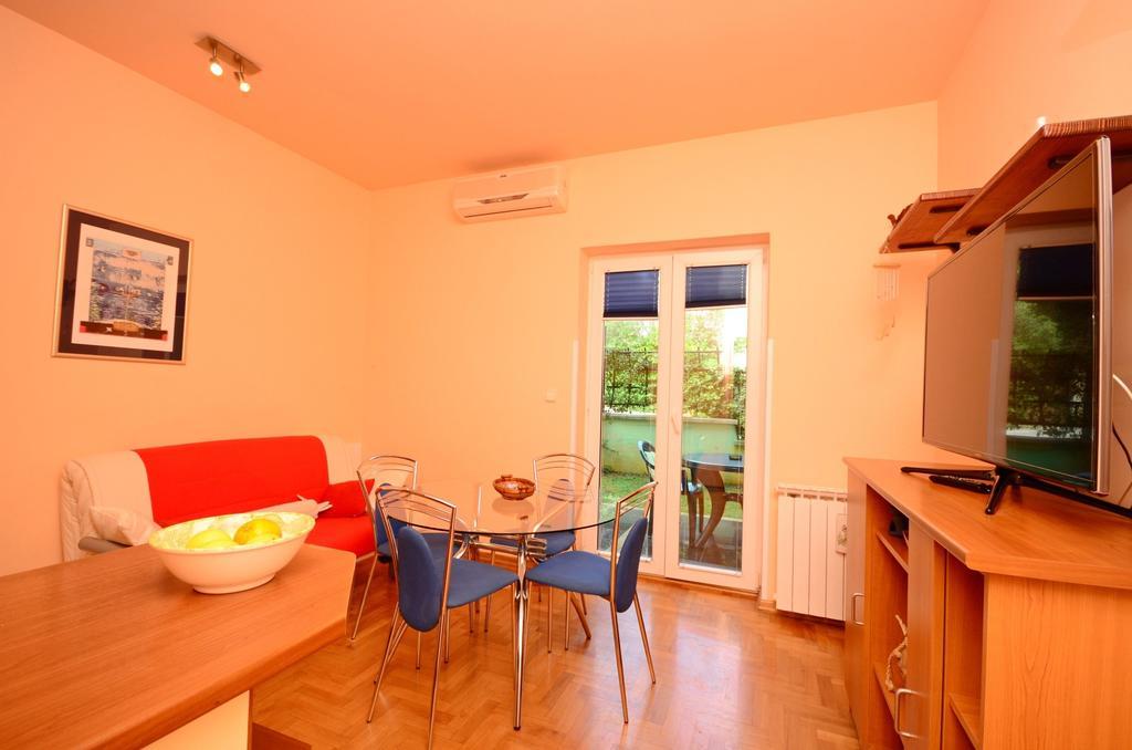 Apartment Blazenka พูลา ภายนอก รูปภาพ